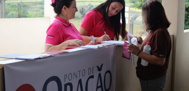 Voluntários do UNP realizam orações por familiares de detentos