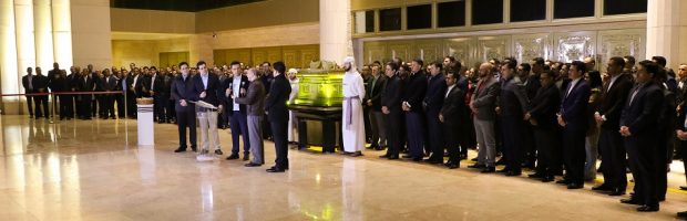 Acompanhe a oração da meia-noite realizada no Templo de Salomão