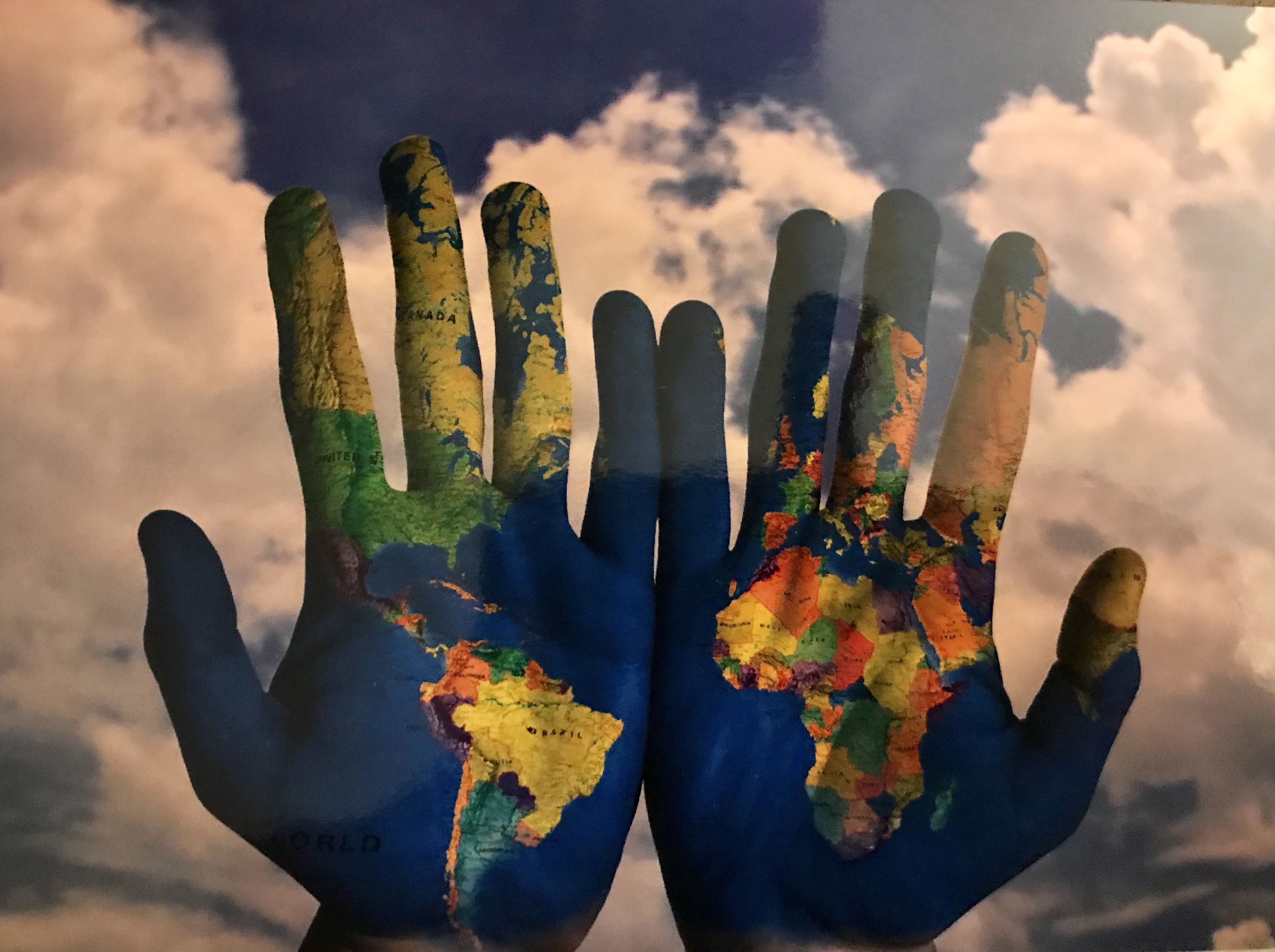 Мир на ладони 1 4 класс. Рисунок миру мир на конкурс. Мир на ладони 1 4 класс. Ребенок с планетой в руках. Счастье на ладошке рисунок в детский сад.