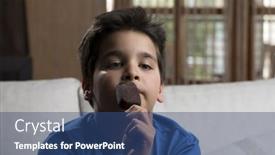  Presentation with chocolate ice cream - Presentation theme consisting of child-enjoying-ice-cream-covered background and a ocean colored foreground