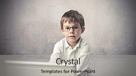  Presentation with laptop - PPT theme featuring enfants et internet - child using a laptop background and a light gray colored foreground