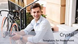  Presentation with gold man smile - Slide deck having ciclo celular - smiling young stylish man dressed background and a light blue colored foreground