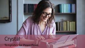  Presentation with mature students sitting at desks - Presentation theme consisting of escritor - portrait of a smiling mature background and a violet colored foreground