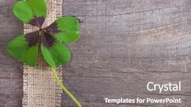  Presentation with clover - Slide deck with four-leaf clover on wooden background and a gray colored foreground