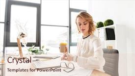  Presentation with phone - Presentation theme with women entrepreneurs - portrait of a pretty young background and a lemonade colored foreground