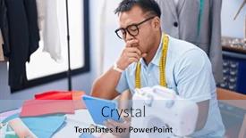  Presentation with medicina tradicional chinesa chinese herb - PPT layouts featuring young-chinese-man-tailor-using background and a light blue colored foreground