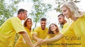  Presentation with teambuilding - Slide deck with young-people-in-start-up background and a gold colored foreground