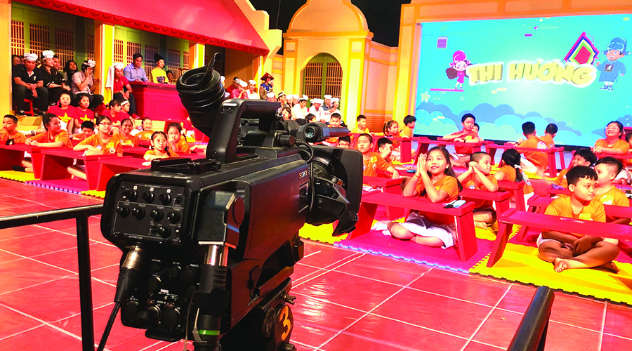 A popular children’s entertainment show in production at Studio 3 of VTV8.