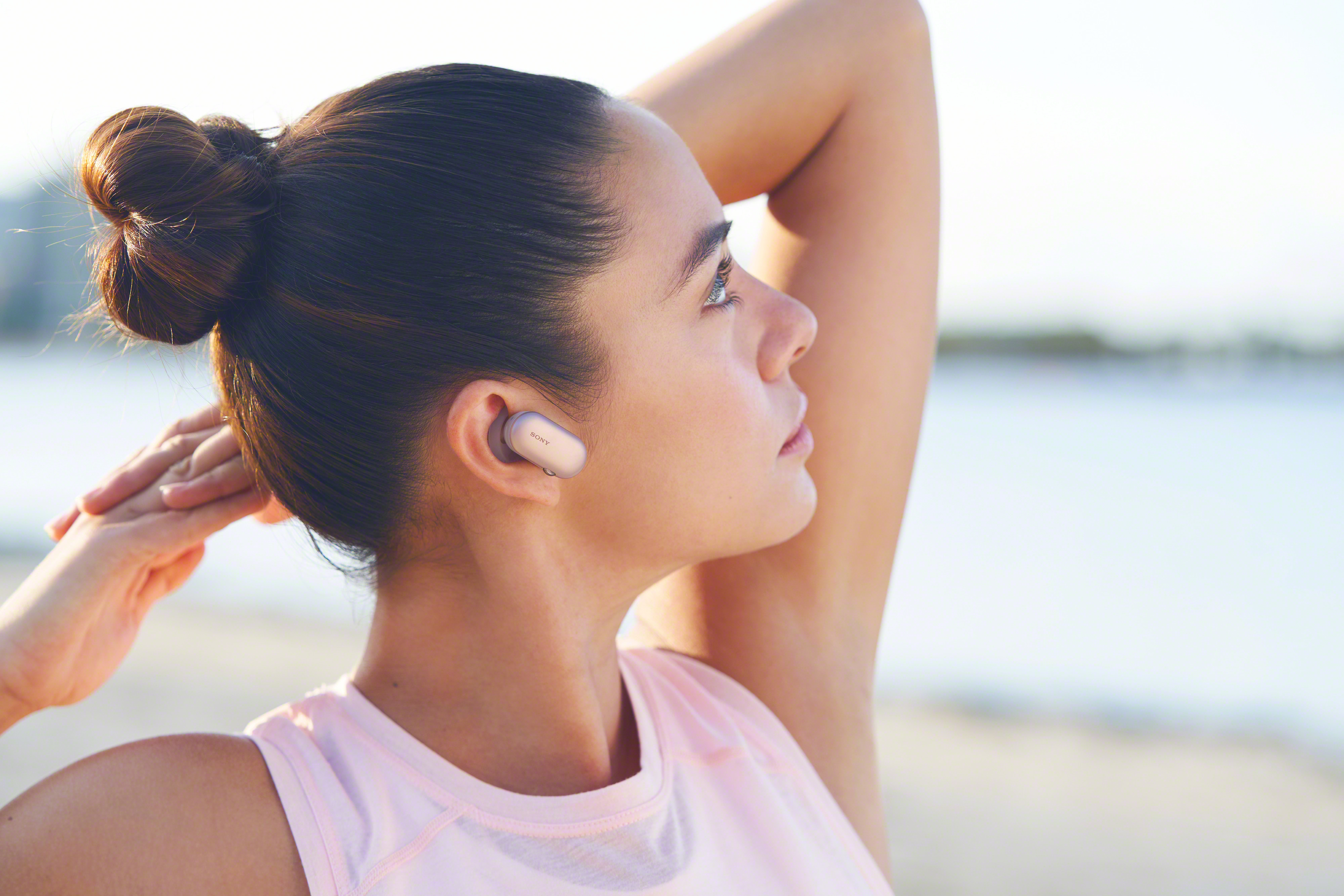 WF-SP900_P_Yoga_CloseUp-Large