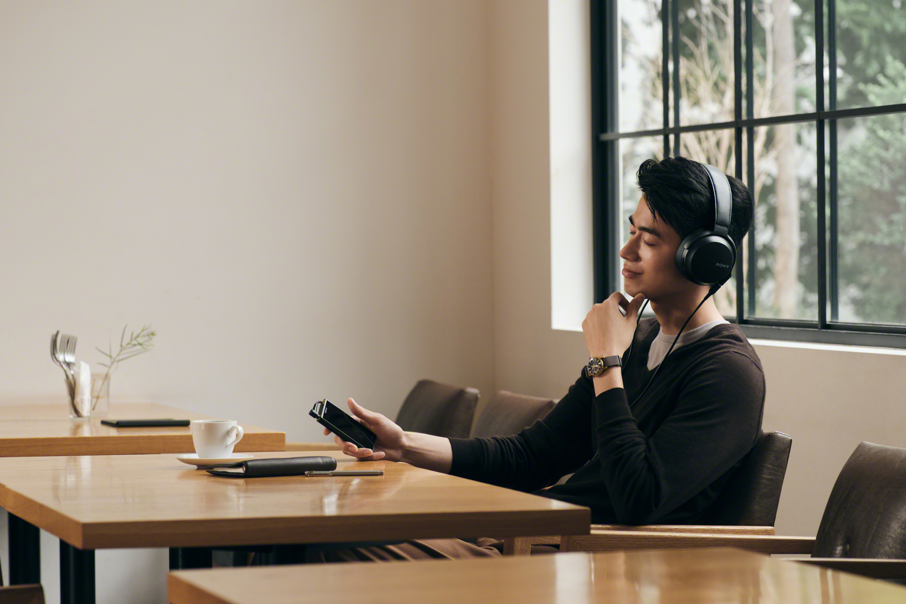 Listening_black_Asia-Large