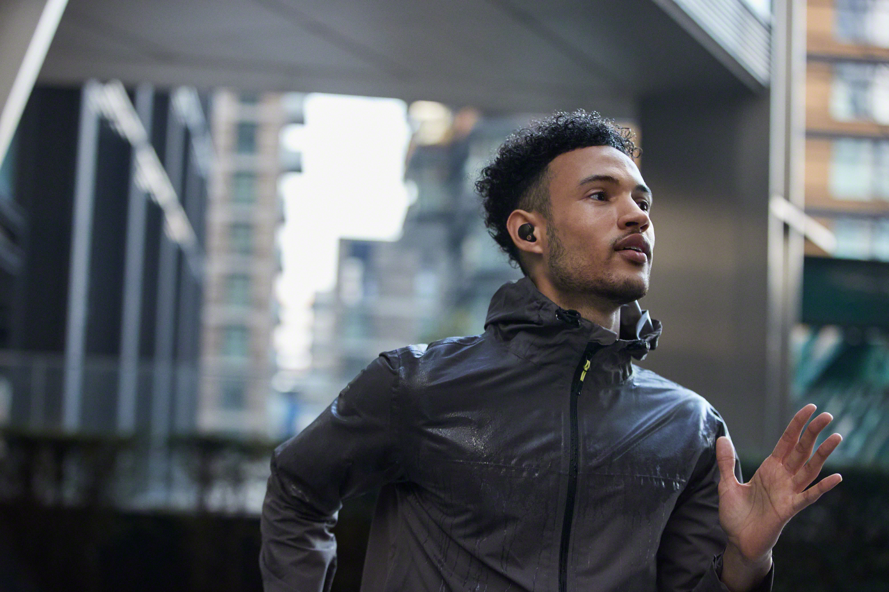 WF-1000XM4_B_Exercise_WaterResistant