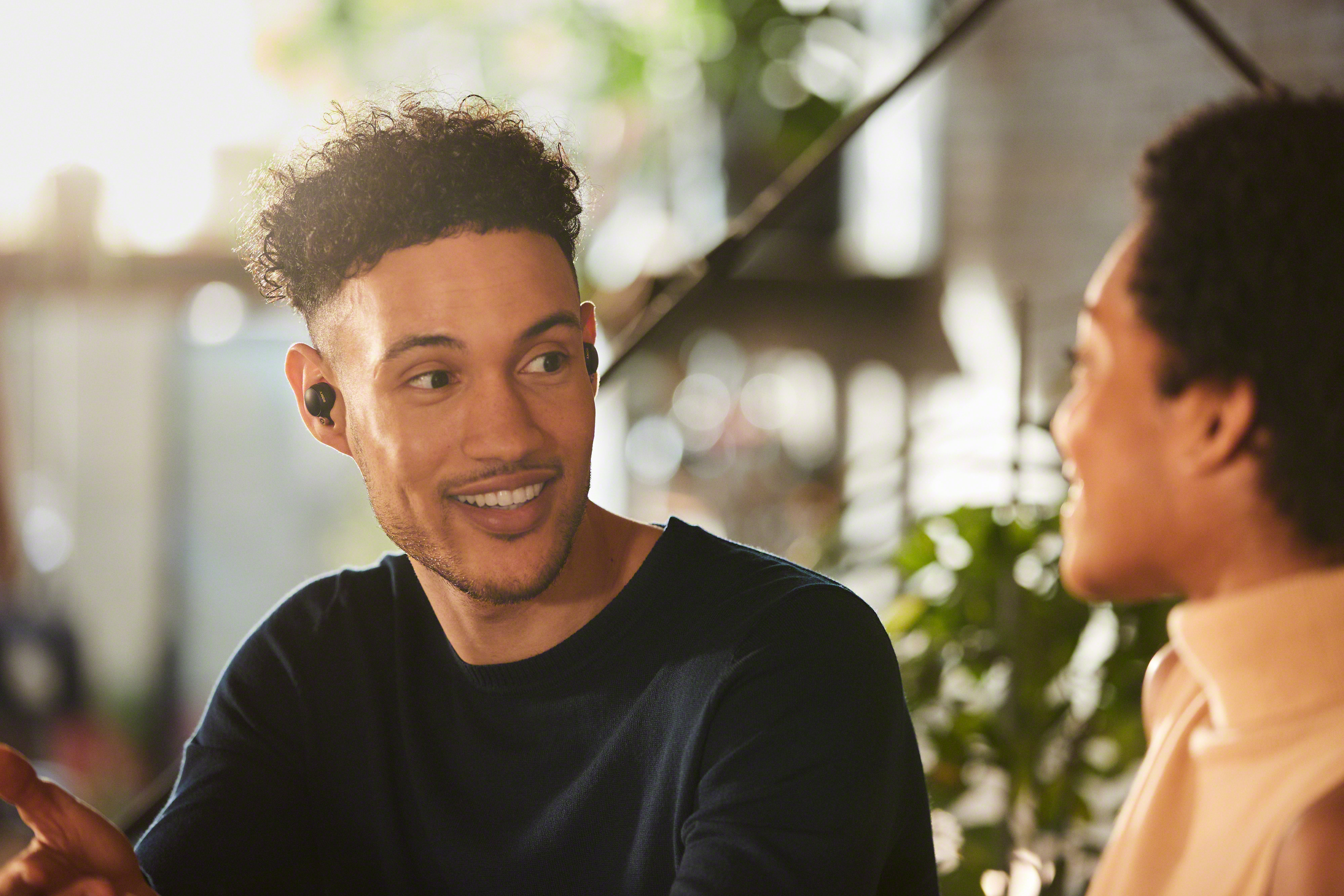 WF-1000XM4_B_Speak-to-chat