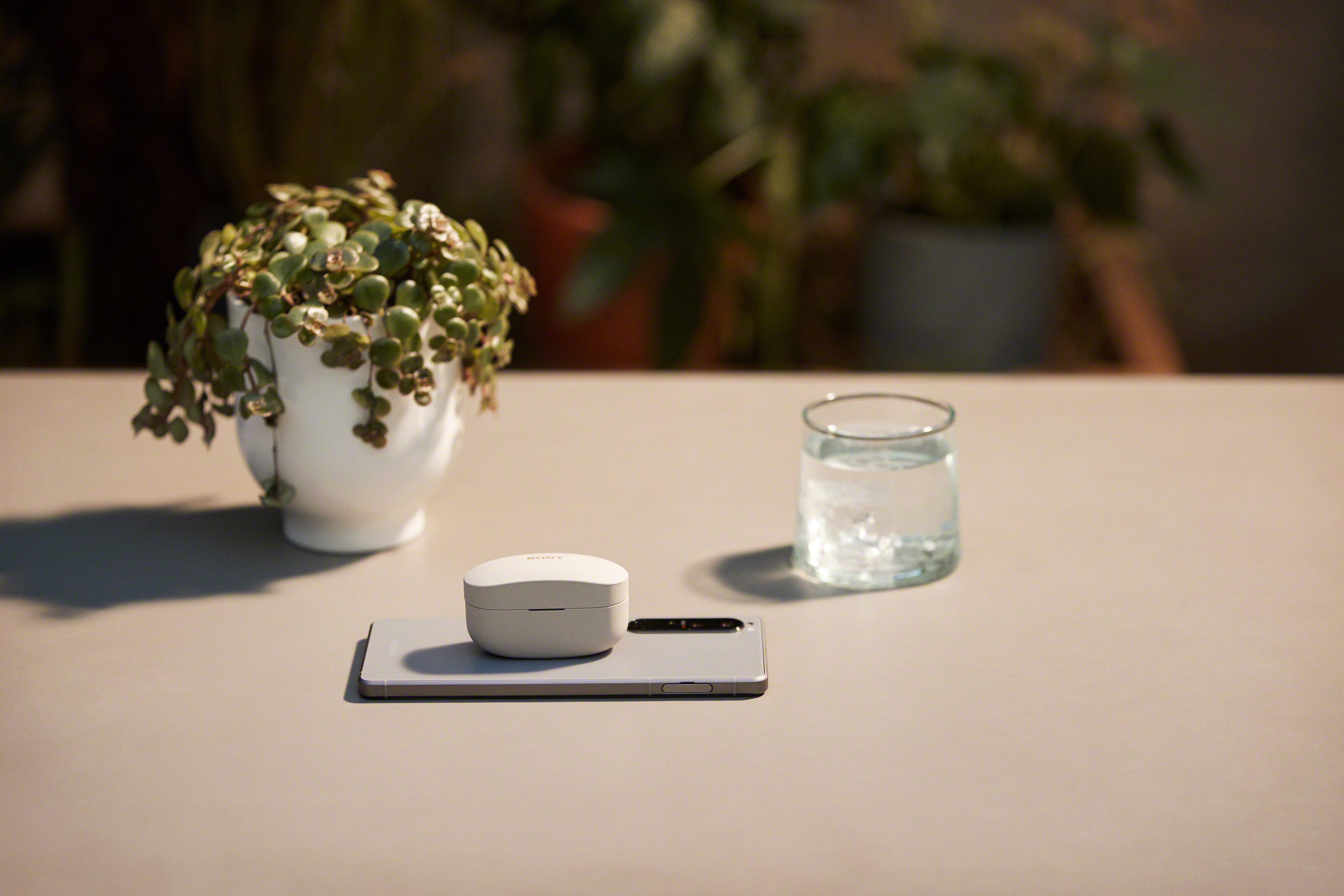 WF-1000XM4_S_In-Situ_WirelessCharging_Xperia