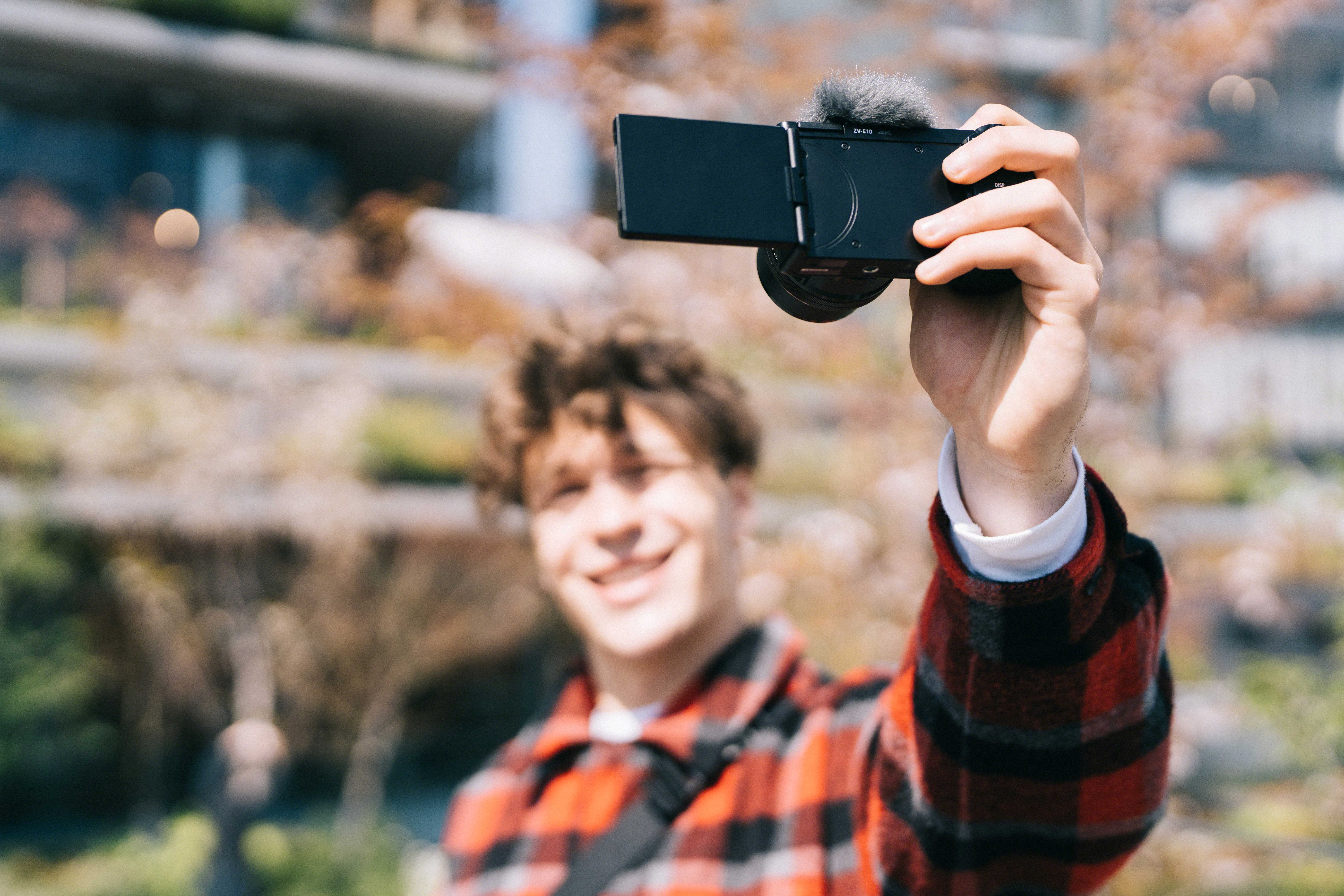 Alpha-ZV-E10_SELP1650_Selfie1