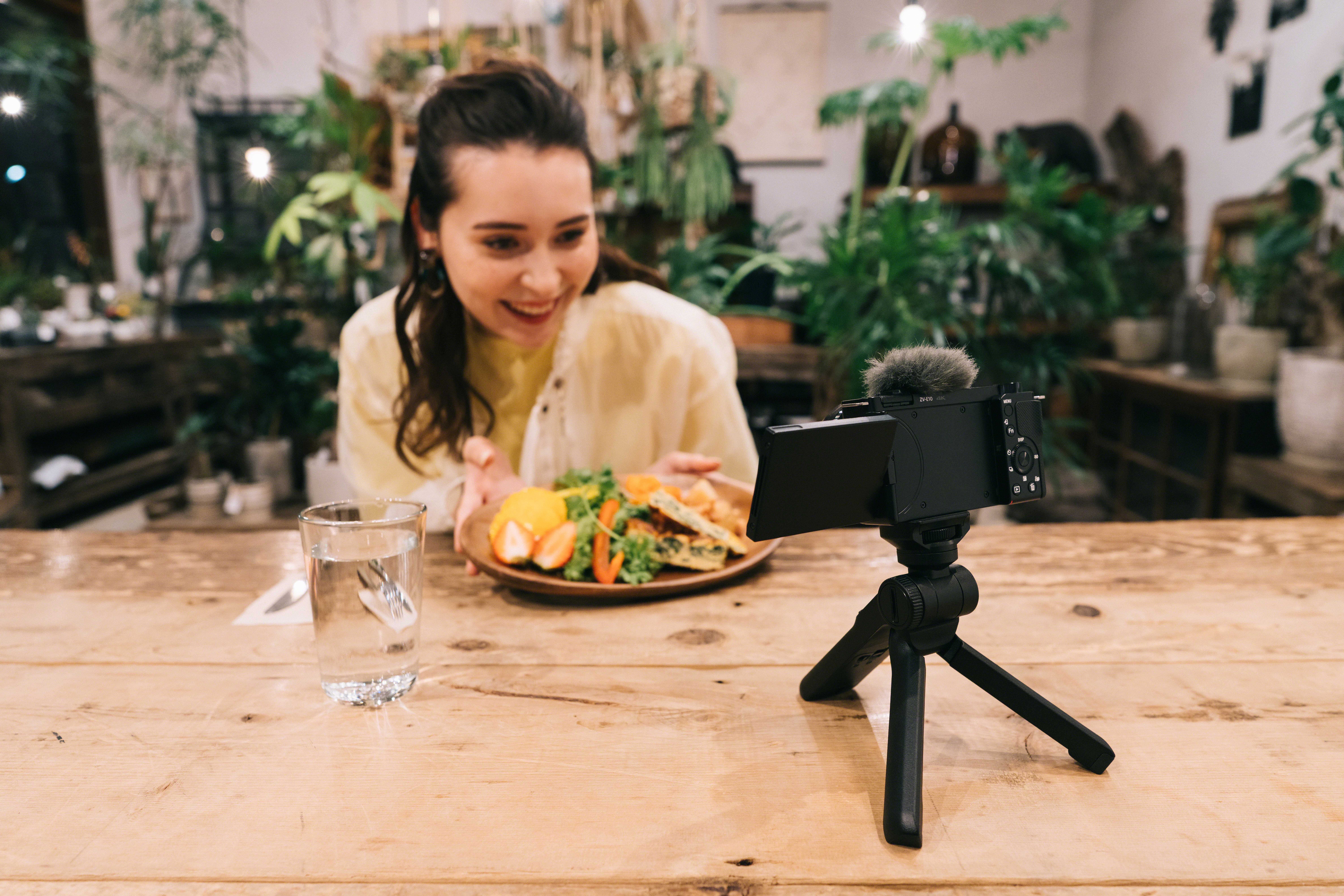 Alpha-ZV-E10_SELP1650_VPT2BT_tripod_1