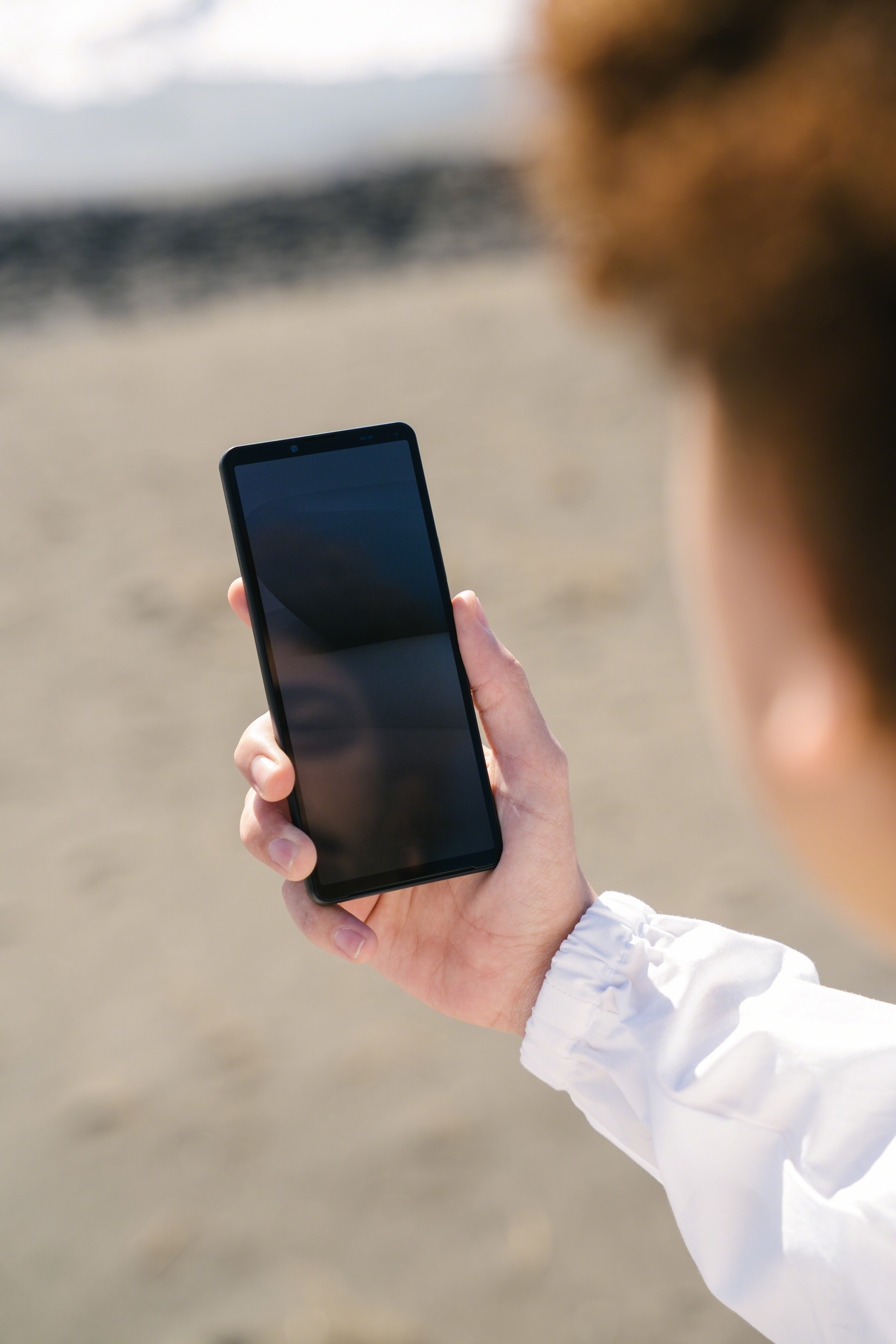 Xperia-10V_situationimage_inhand_vertical