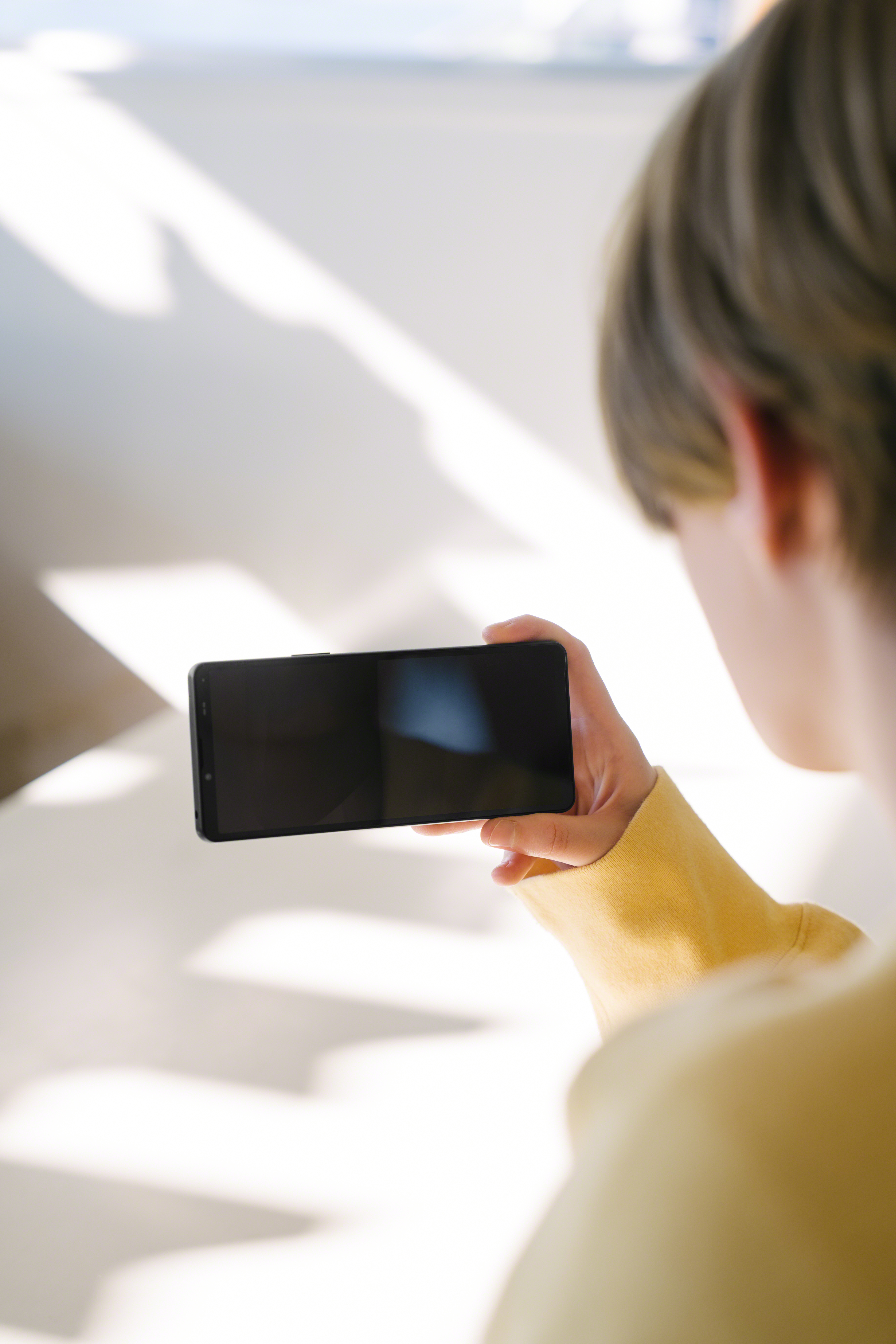 Xperia-10V_situationimage_inhand_viewing_horizaontal