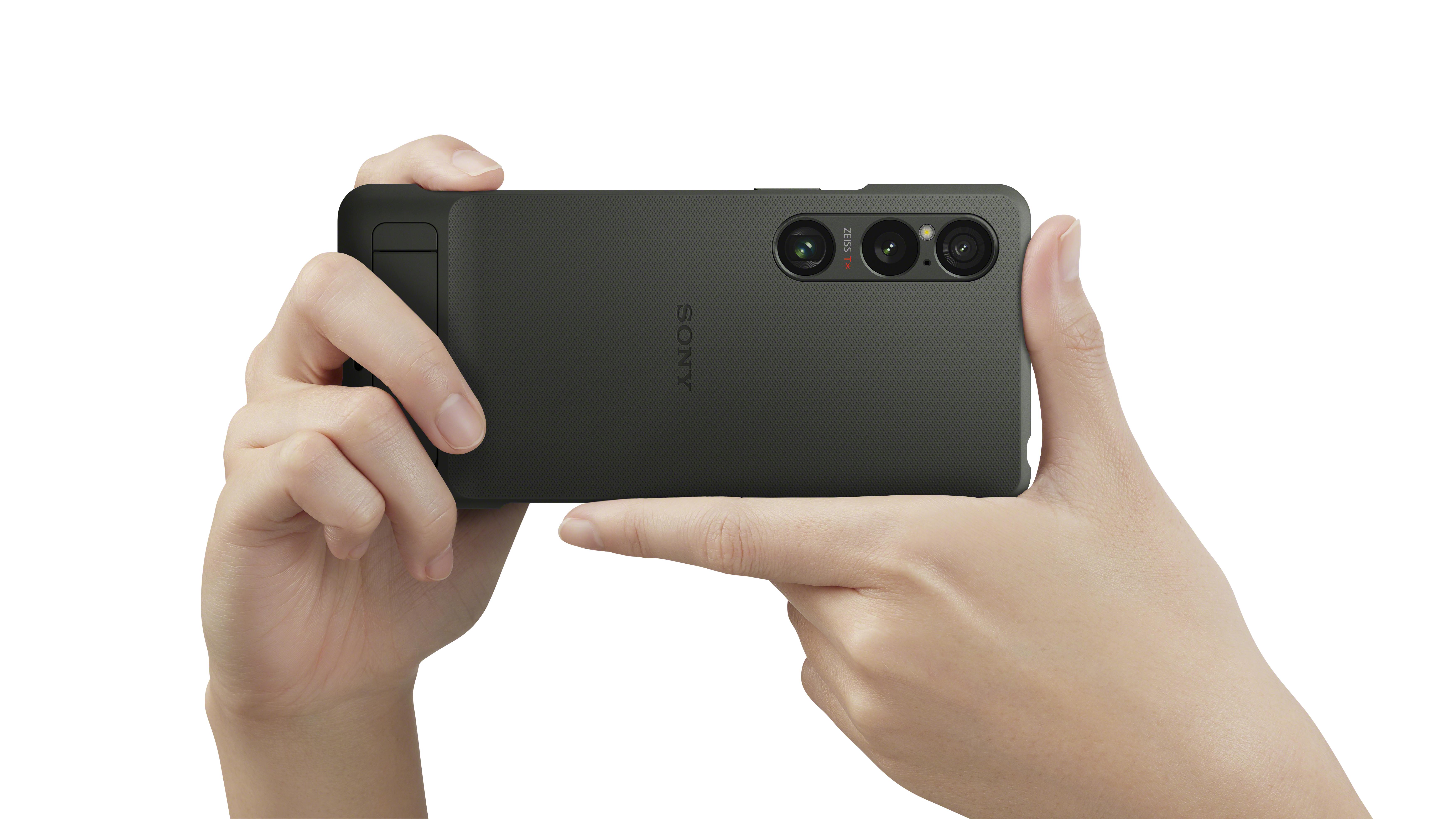 Xperia-1VI_cover_in-hand_capturing_both_hand_khaki_b