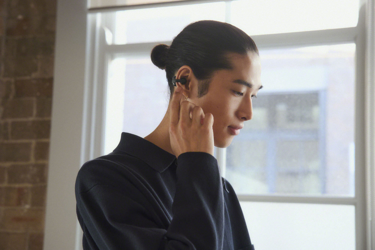 11.-LinkBudsClip-Tap-control-and-quick-access