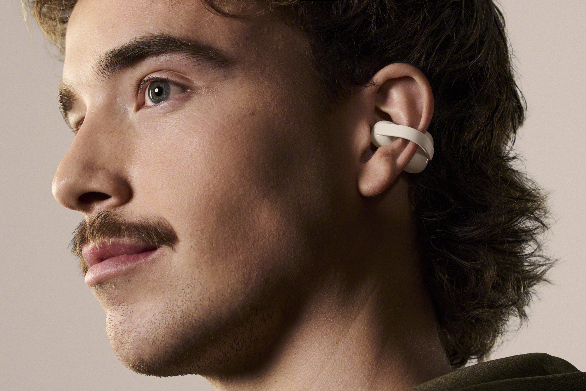 15.-LinkBudsClip-Greige-lifestyle-close-up