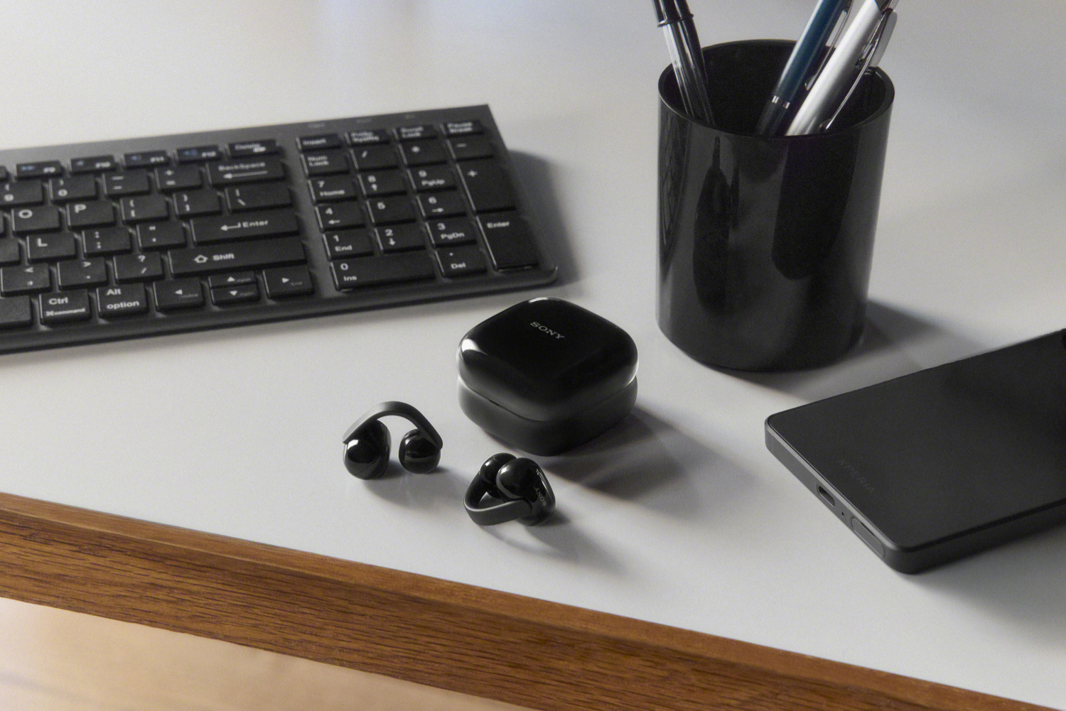 7.-LinkBudsClip-Black-in-situation