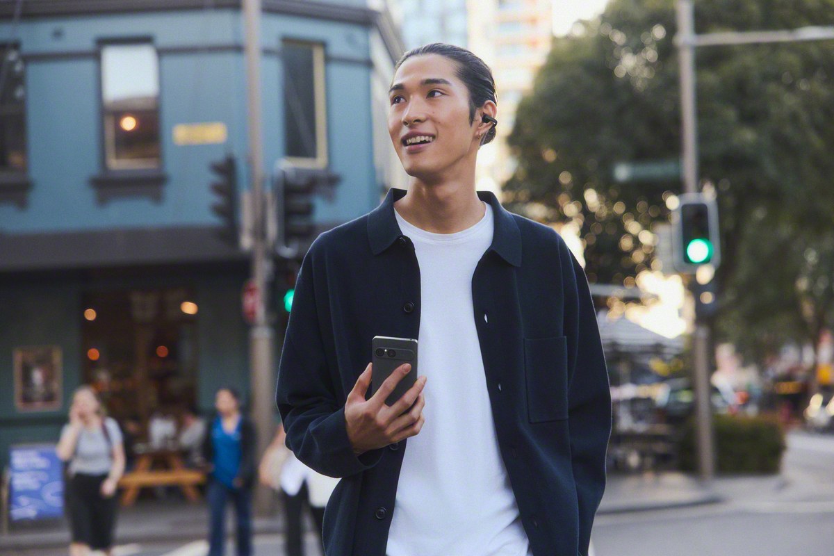 9.-LinkBudsClip-during-call