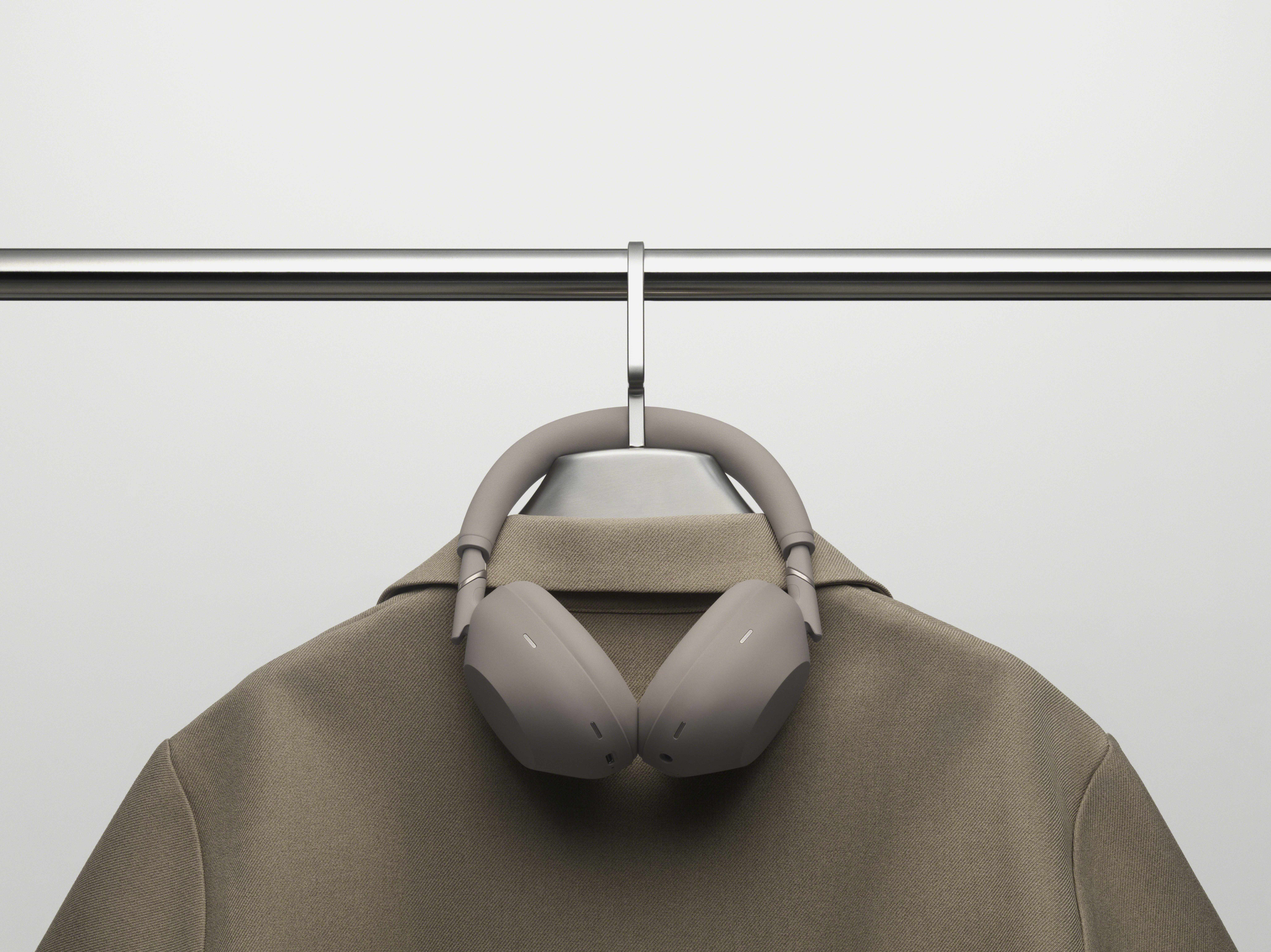 28.-WH-1000XM6_Sandstone_Fashion-Male