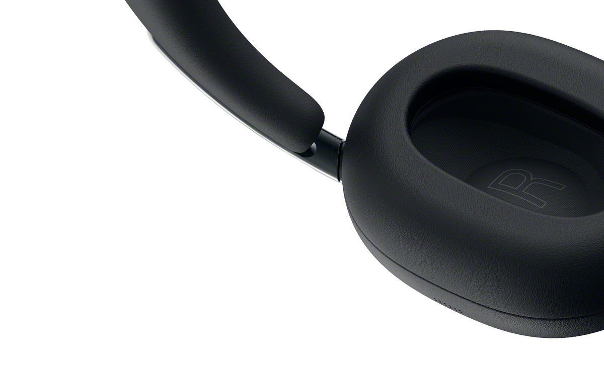 5.-1000X-THE-COLLEXION_earcup-closeup