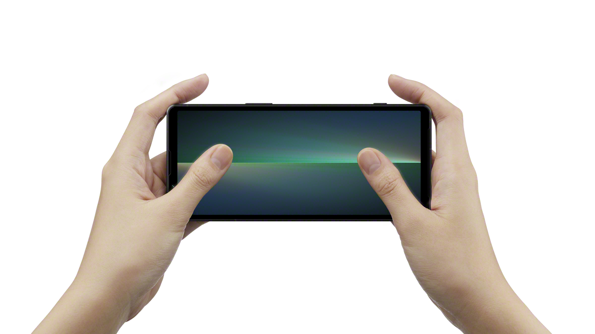 Xperia_5_V_in-hand_gaming_both_hand_black-Mid