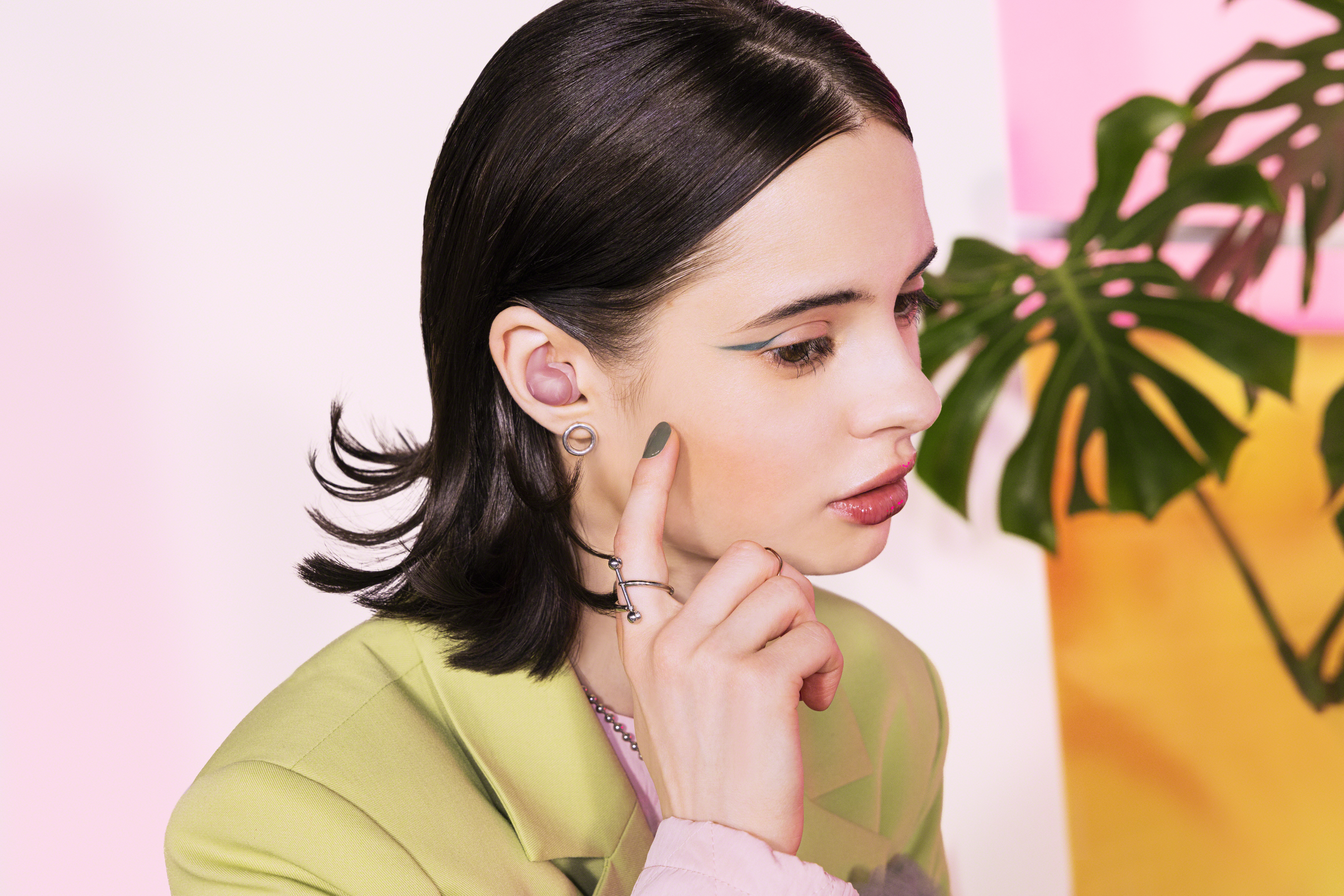 3_LinkBudsFit_Pink_Closeup1