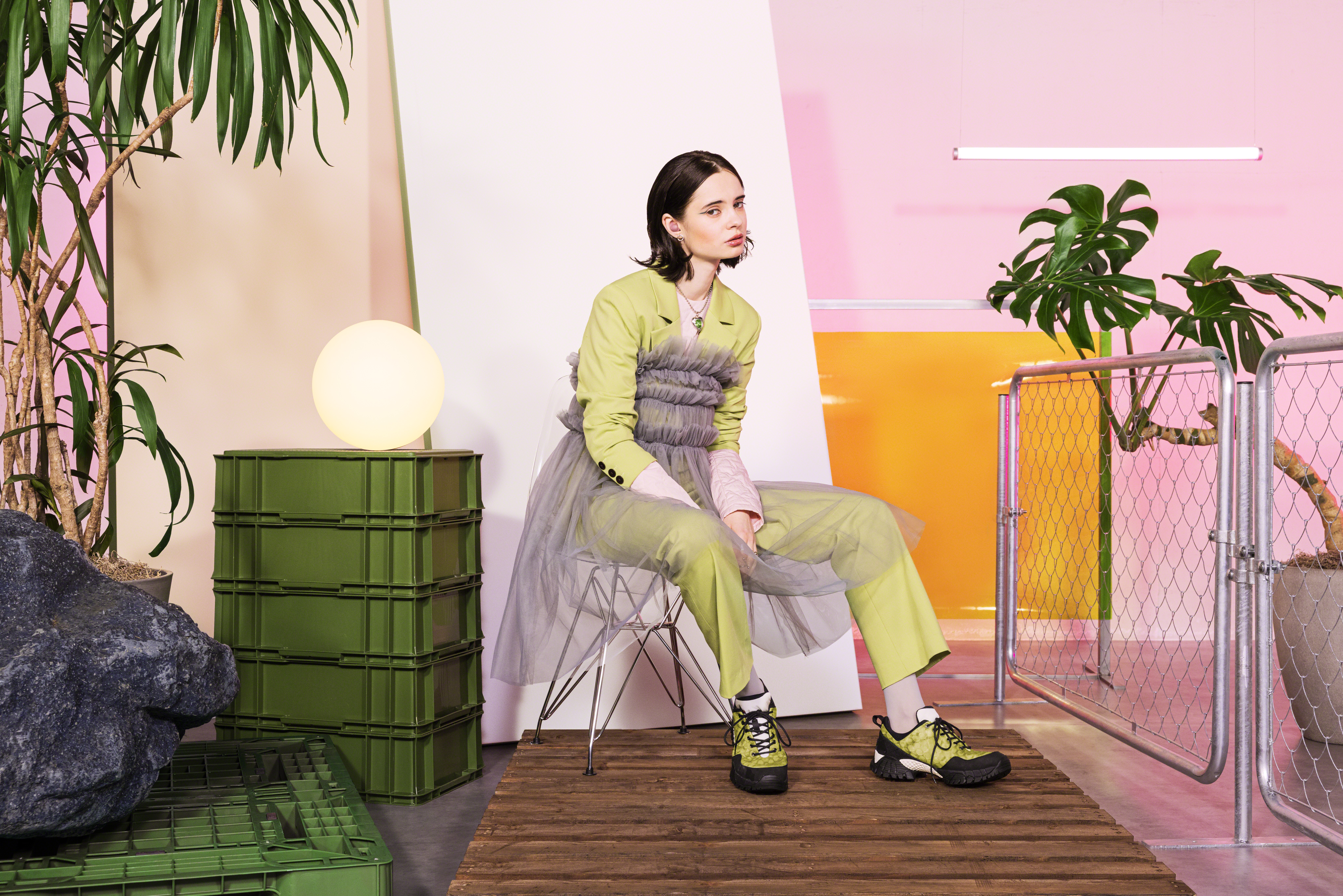 5_LinkBudsFit_Pink_Fashion1