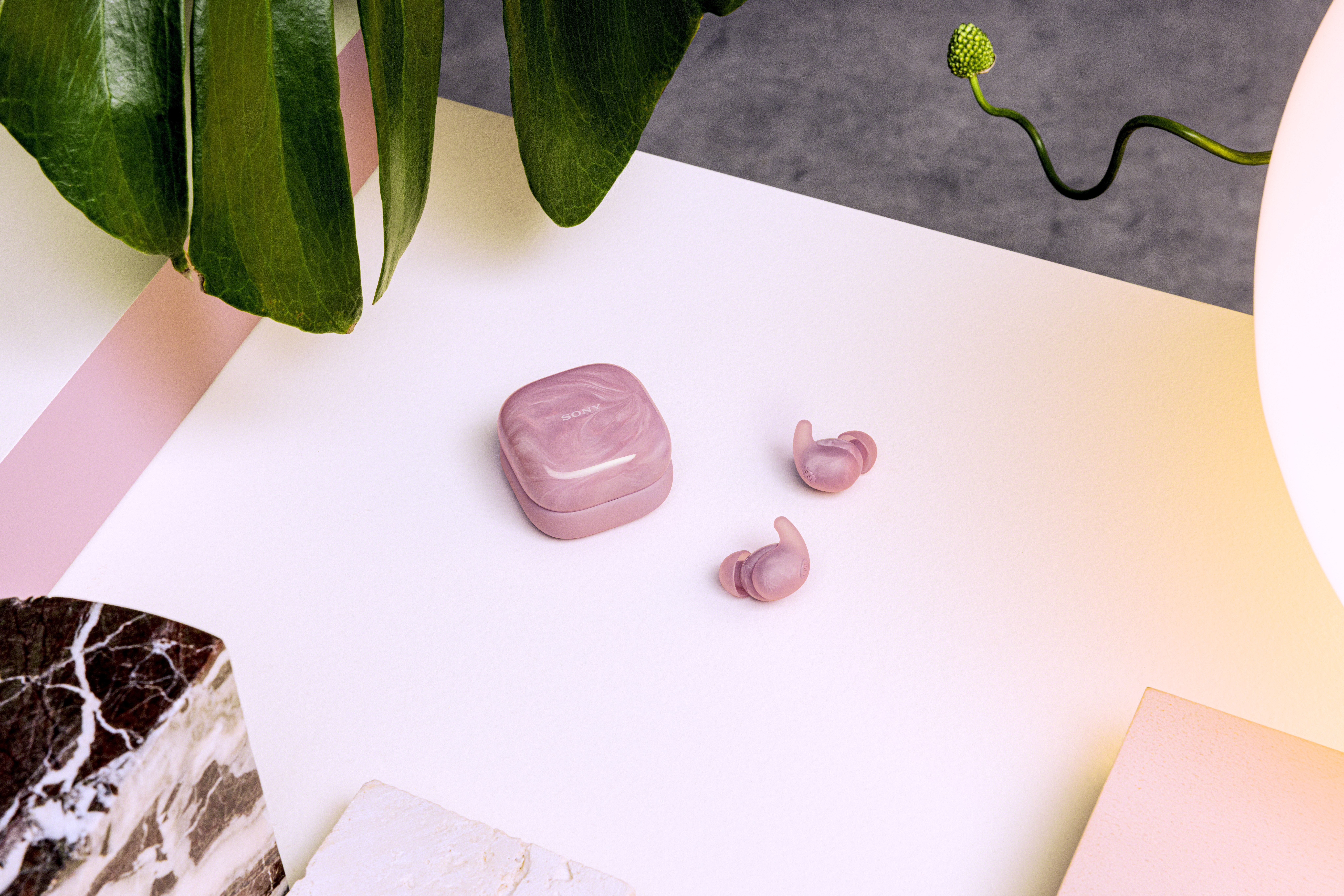 7_LinkBudsFit_Pink_In-situaion