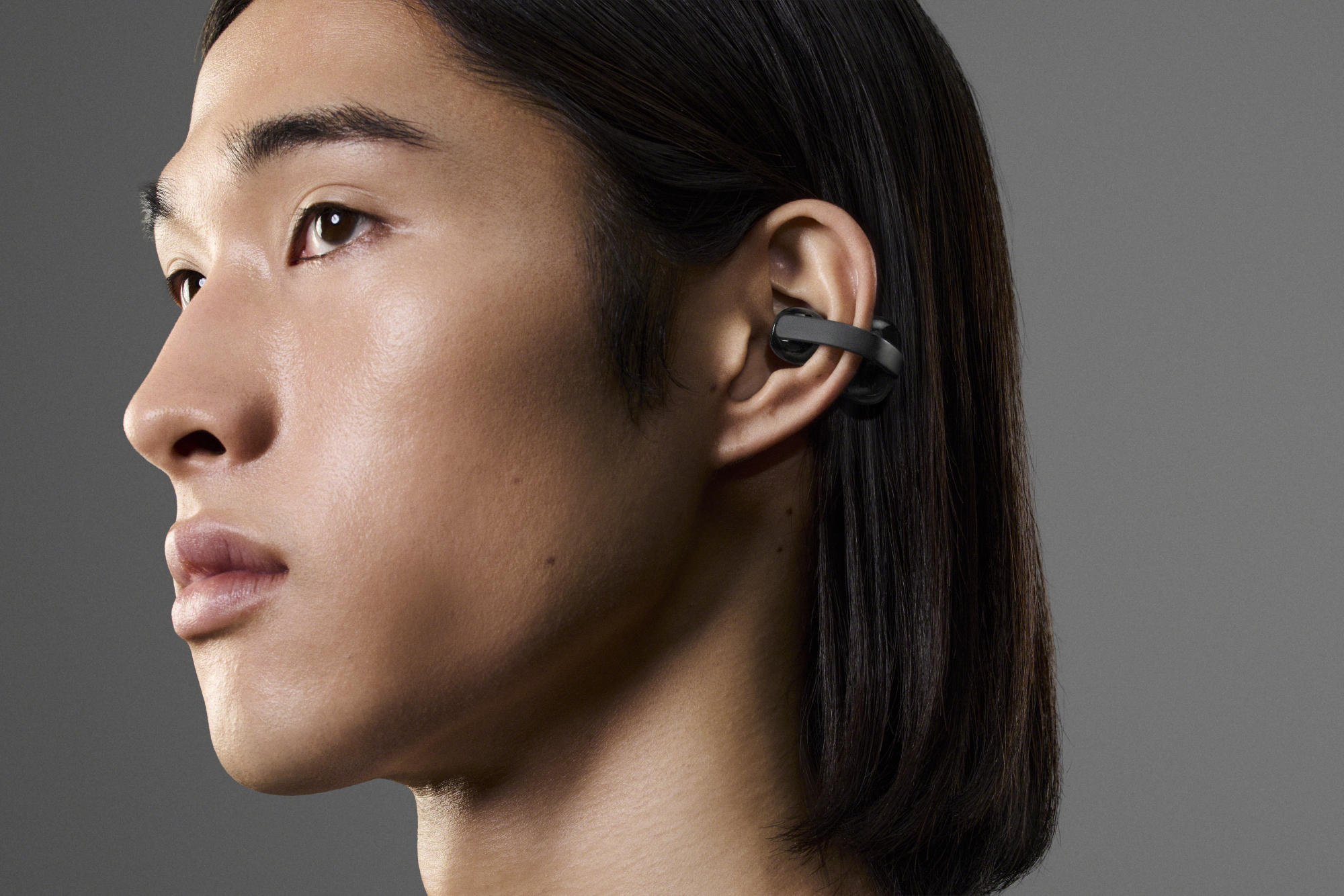 8.-LinkBudsClip-Black-lifestyle-close-up