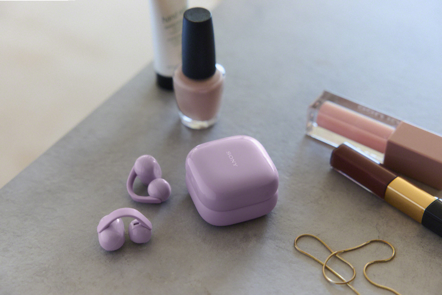 20.-LinkBudsClip-Lavender-in-situation