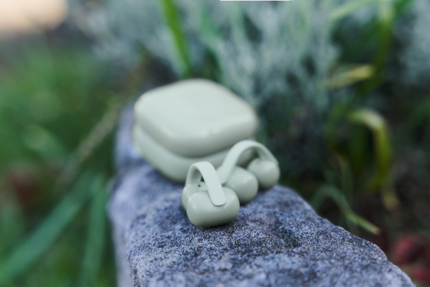 26.-LinkBudsClip-with-sustainability-in-mind