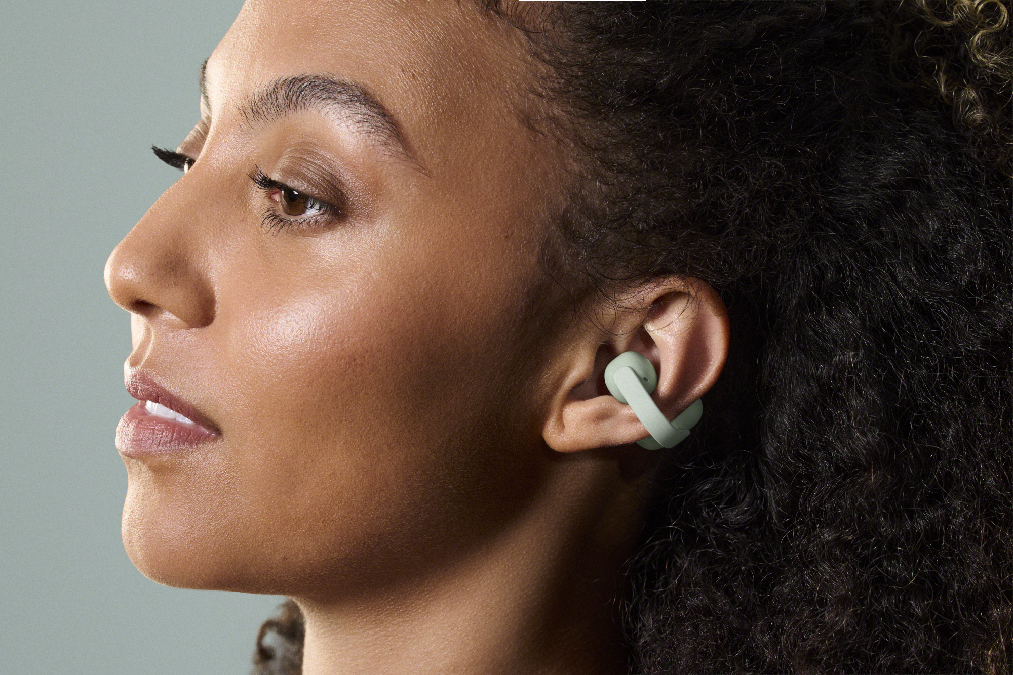 27.-LinkBudsClip-Green-lifestyle-close-up