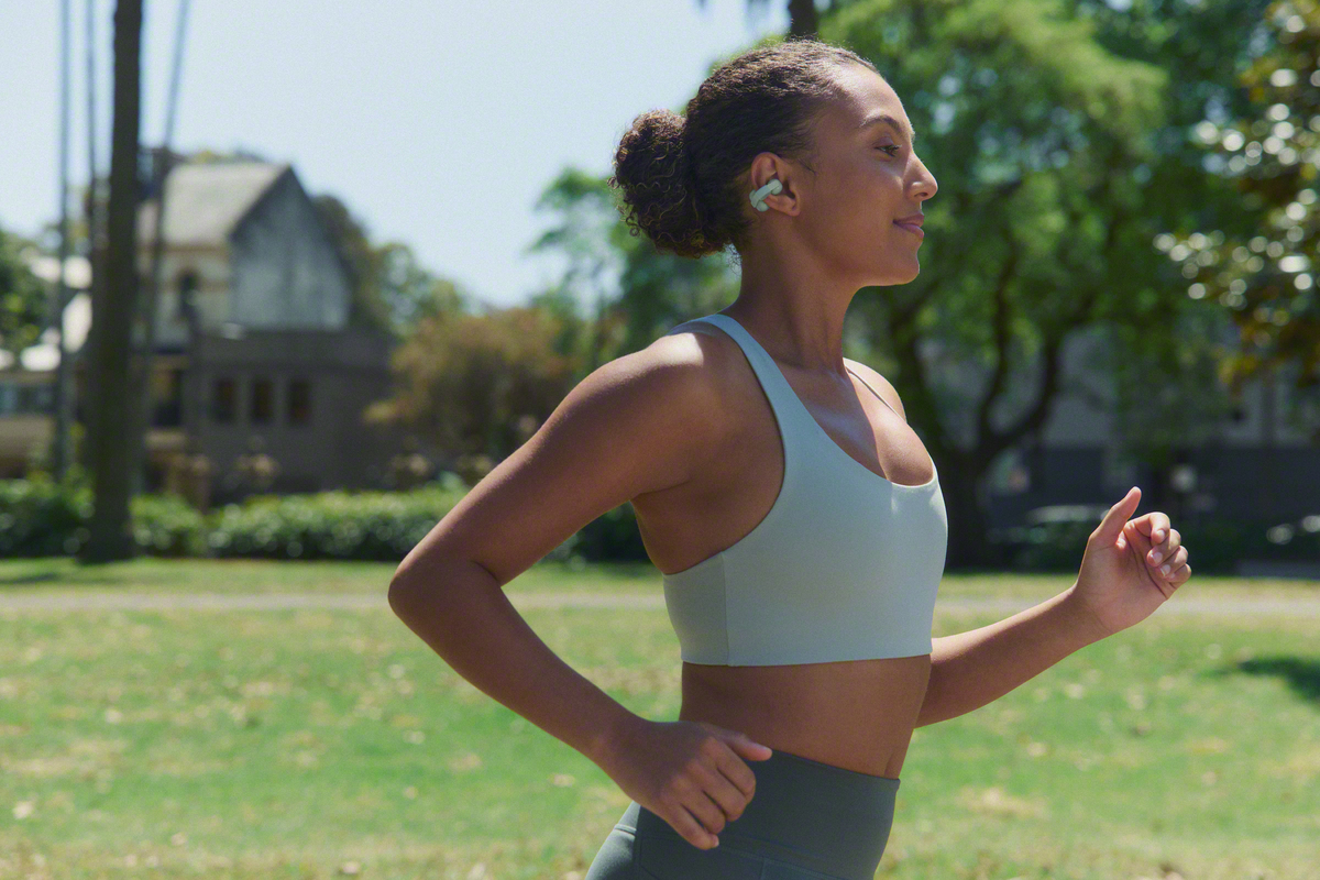 28.-LinkBudsClip-on-the-move