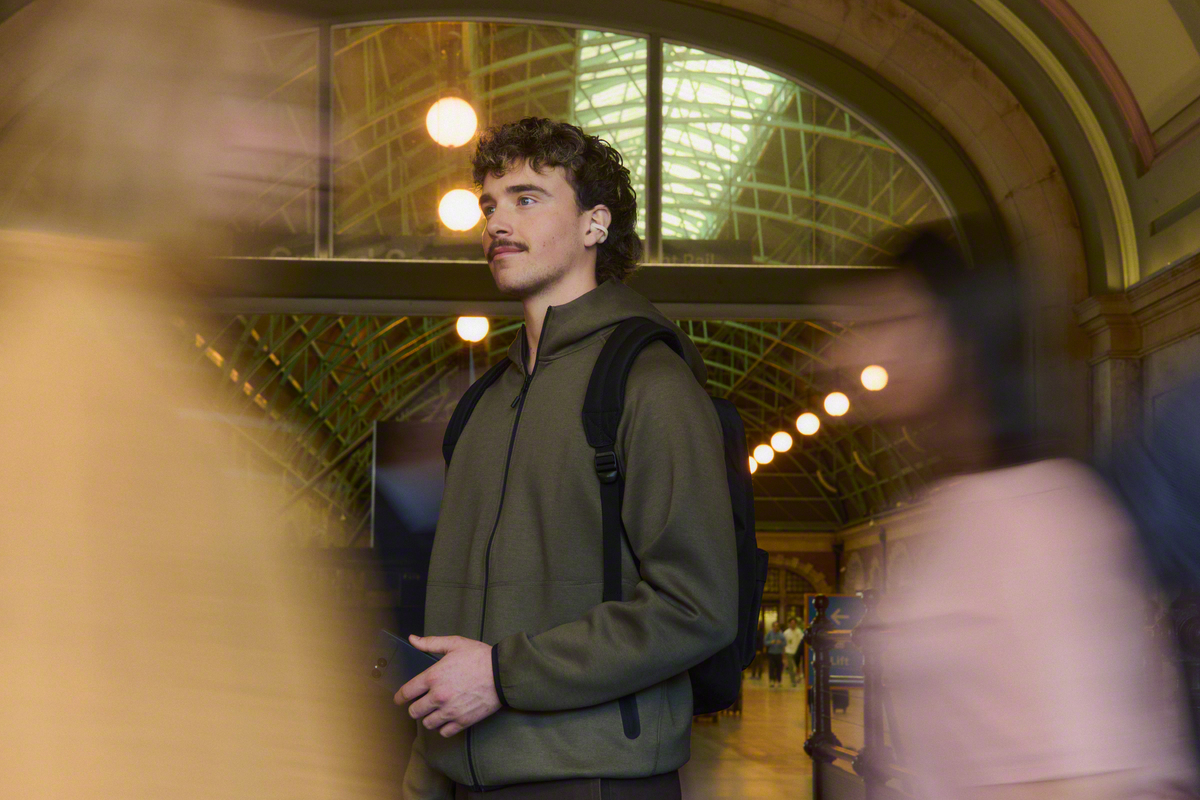 17.-LinkBudsClip-on-the-go