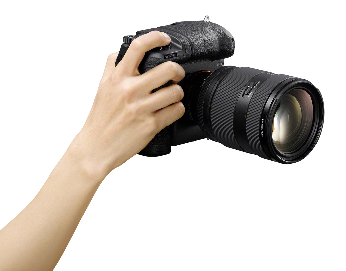 21.-VG-C6_handheld_ILCE-7RM6_SEL2870GM-Mid
