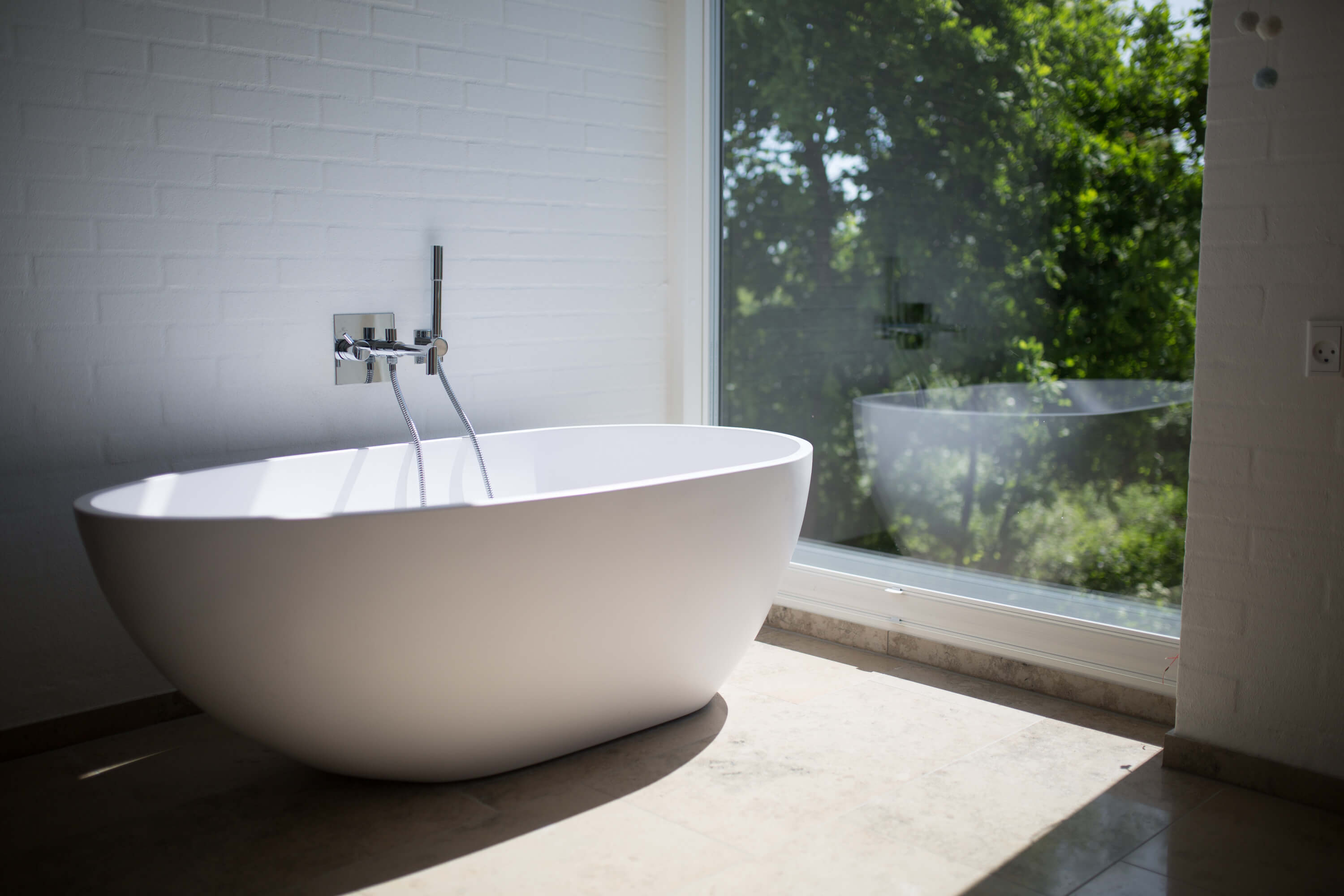 Canva___White_Ceramic_Bathtub_Beside_Clear_Glass_Wall_1577444250262 (1).jpg