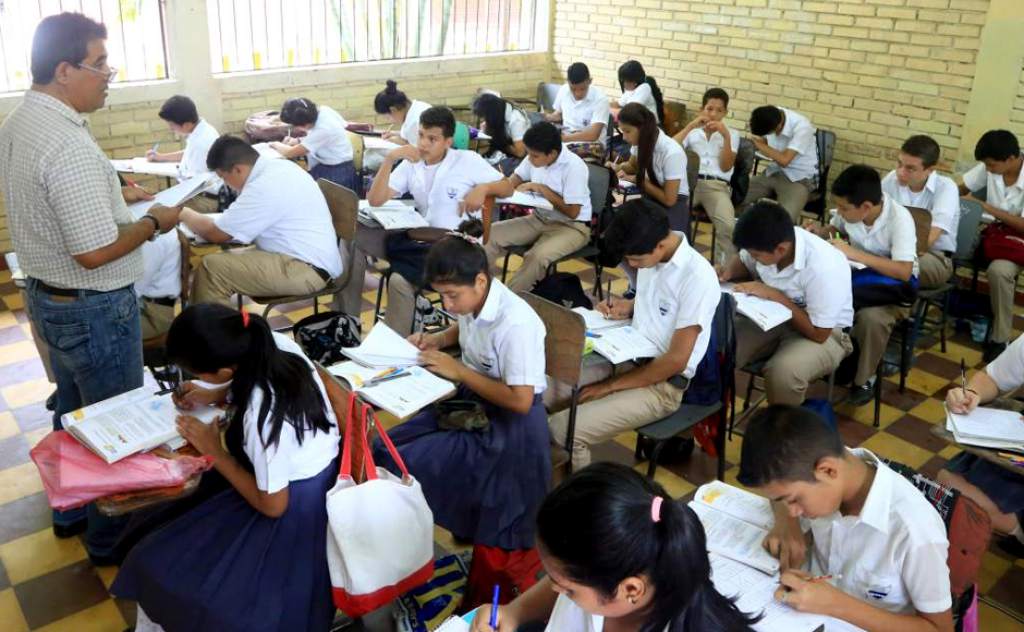 Maestros buscan plaza en el sistema educativo.