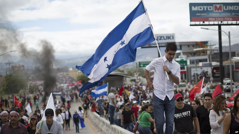Debate entre alternancia en el poder y referendo revocatorio abre fisuras en la democracia hondureña - Radio HRN