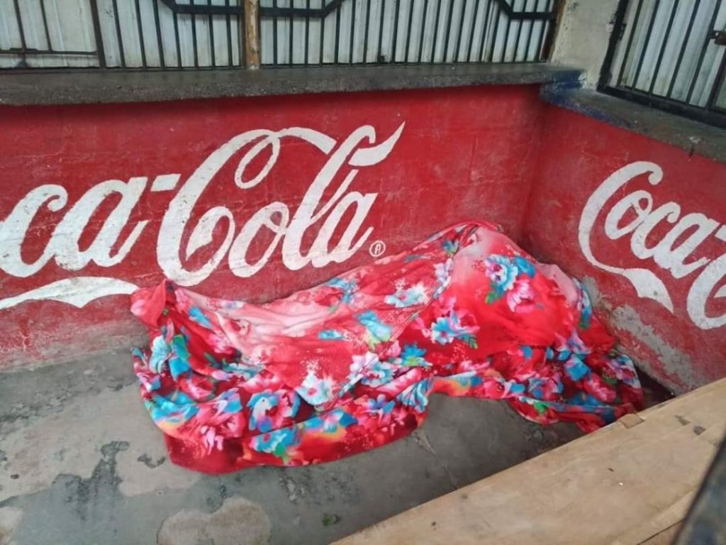 La víctima quedó tendida en el piso.