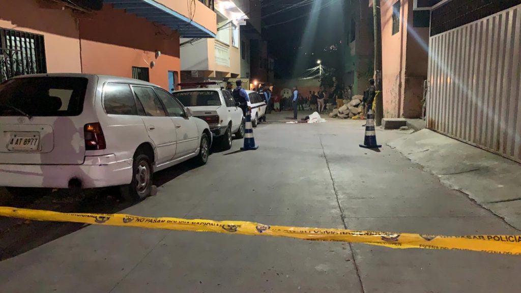 El cuerpo sin vida del dirigente quedó tendido en la calle.