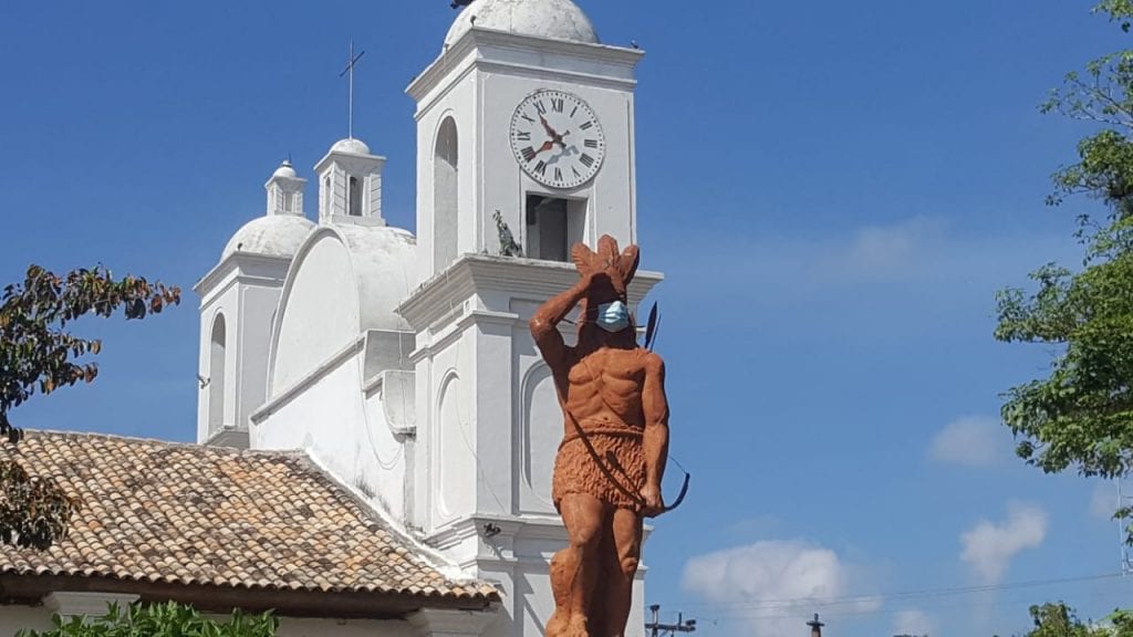 Colocan mascarilla a la estatua del Indio Lempira en el mes de la