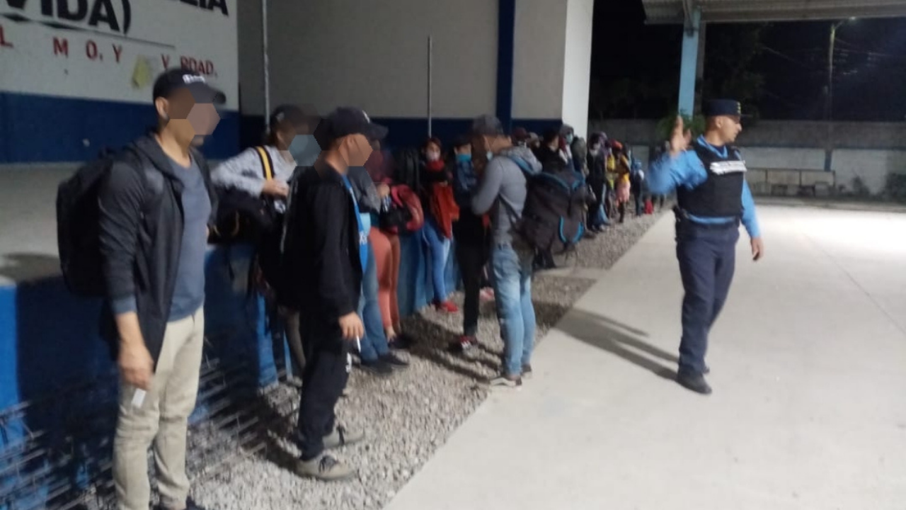 Detienen A Dos Supuestos Traficantes De Personas Cuando Trasladaban De