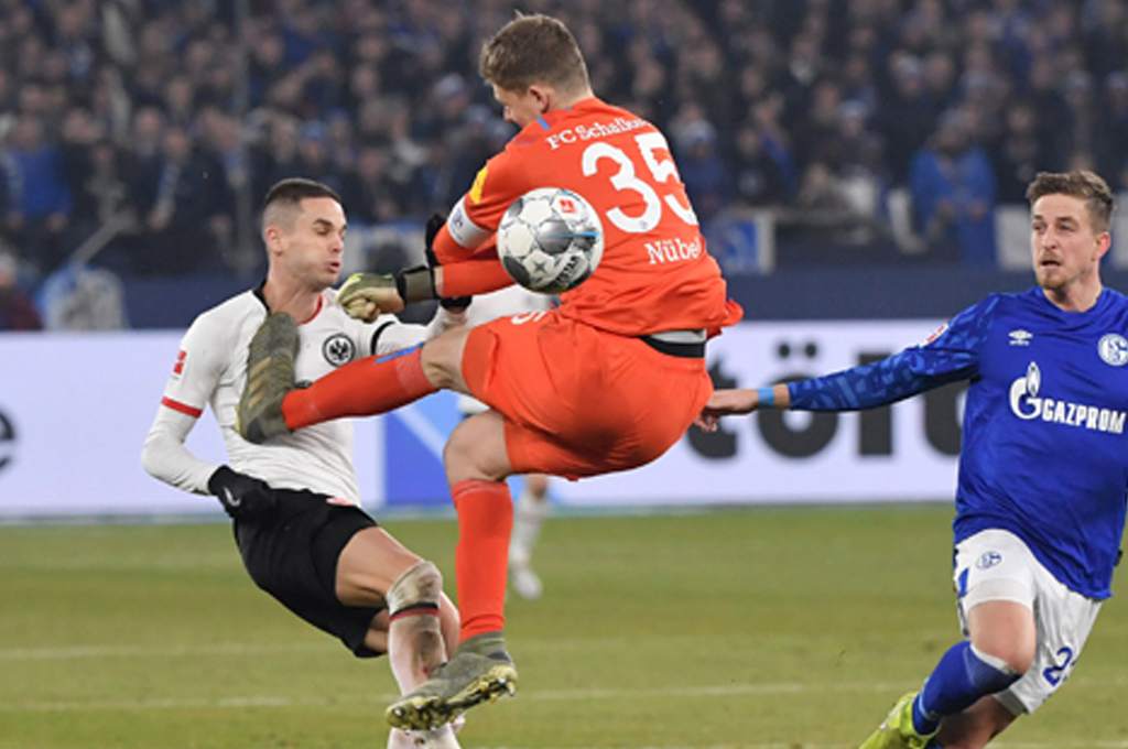 Alexander Nübel impactó una brutal patada al serbio Mijat Gacinovic. 