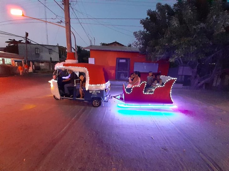 Este abuelo en México modificó su mototaxi para alegar la navidad de los niños y pasajeros.