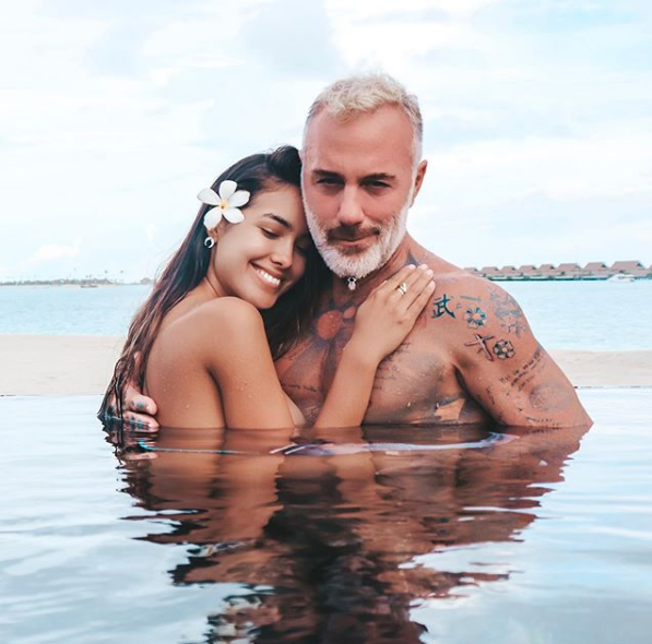 El italiano Gianluca Vacchi, de 52 años, y su pareja Sharon Fonseca de 24 años.