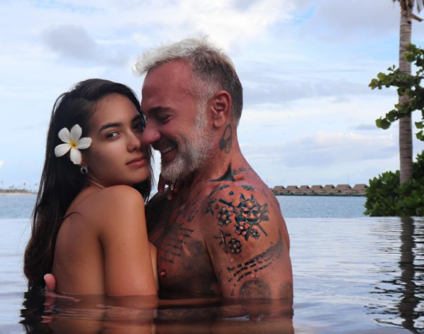 El italiano Gianluca Vacchi, de 52 años, y su pareja Sharon Fonseca de 24 años.